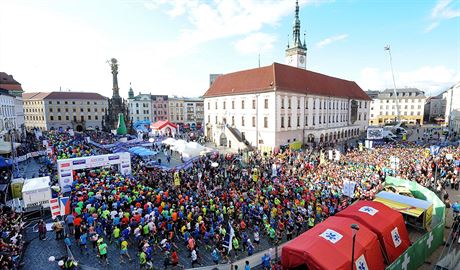 Na olomoucký plmaraton opt míí tisíce lidí (snímek ze startu v roce 2015).