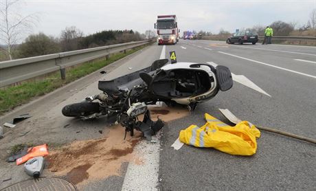 Nehoda skútru a osobního automobilu na obchvatu eské Skalice.