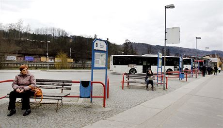 Autobusové nádraí v Blansku modern moc nepsobí. Cestující se na nm nemají...