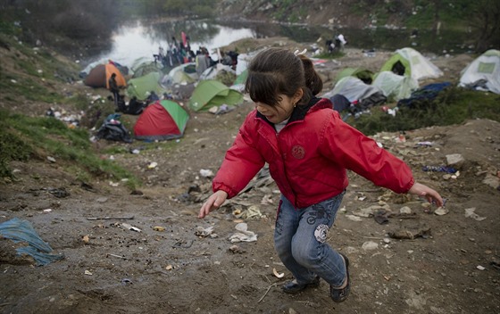 Migranti v táboe Idomeni poblí makedonských hranic. (20. bezna 2016)