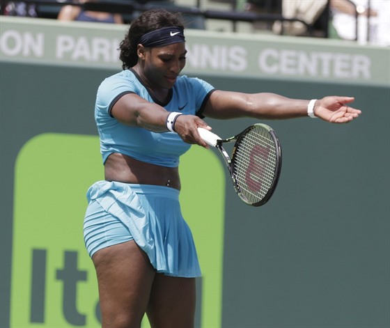 Serena Williamsová gestikuluje v utkání se Svtlanou Kuzncovovou.