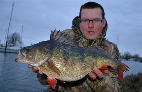 Radek Filip a okoun s délkou 51 cm a hmotností 2,1 kg