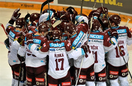 Hokejisté Sparty se radují z postupu do semifinále po vítzné sérii se Zlínem.