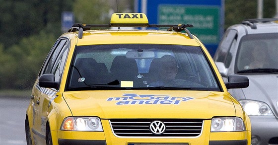 Praský taxiká pevezl dvojici lupi tím, e zastavil pímo u vozidla stráník. (Ilustraní snímek)