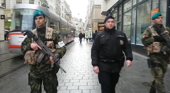 Obané pod ochranou. Vojáci hlídají Brno ped teroristy