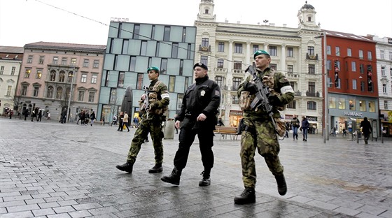 Vojáci s policií hlídkují v Brn (23. bezna 2016).