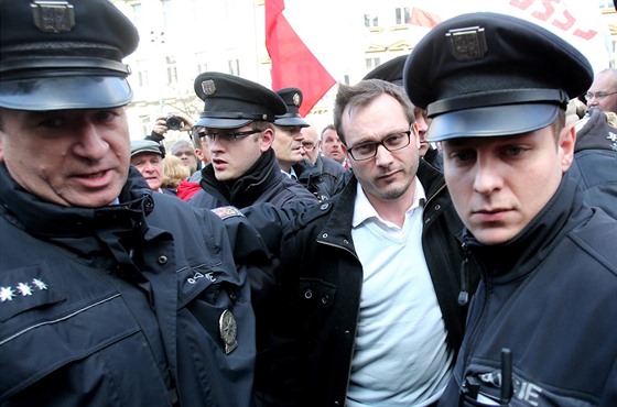 Adama B. Bartoe zadrela policie na demonstraci proti islamizaci, která...