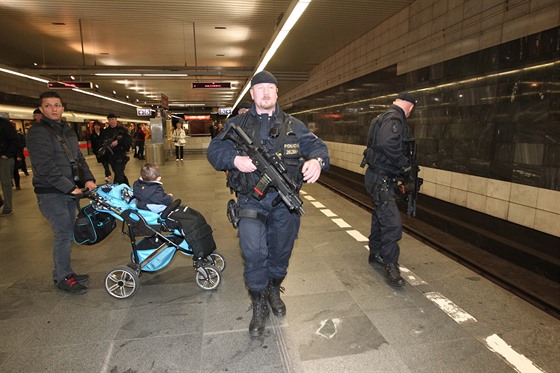 Bezpenostní opatení v praském metru po teroristických útocích v Bruselu....