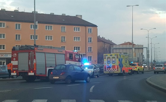 Na Kobyliském námstí srazilo auto dívku na pechodu (22.3.2016)