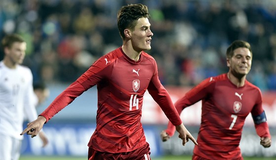 Patrik Schick (vlevo) a Ale ermák se radují z gólu eské reprezentace do 21...