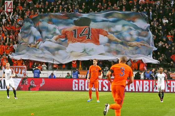 Pi utkání mezi Nizozemskem a Francií uctili zesnulou legendu Johana Cruyffa...