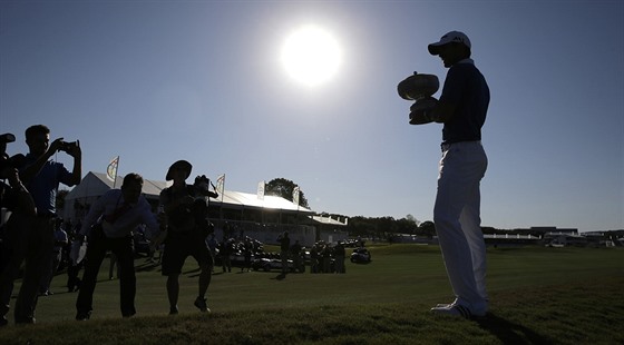 Jason Day s trofejí pro vítze turnaje Dell Match Play v Austinu.