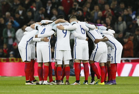Anglití fotbalisté se hecují ped pípravným zápasem proti Nizozemsku.