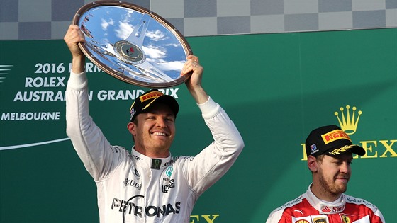 Nico Rosberg s trofejí pro vítze Velké ceny Austrálie, v cíli tetí Sebastan...