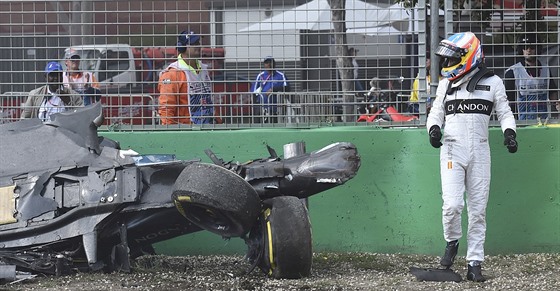 Fernando Alonso sleduje svj zcela zdemolovaný vz po kolizi s Estebanem...