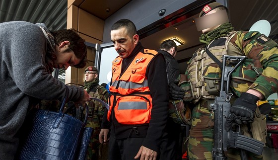 Policisté a vojáci detailn kontrolují kadého píchozího na letit.