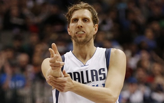 Dirk Nowitzki pálí. Hvzda Dallasu oslavuje svou trefu proti Portlandu.