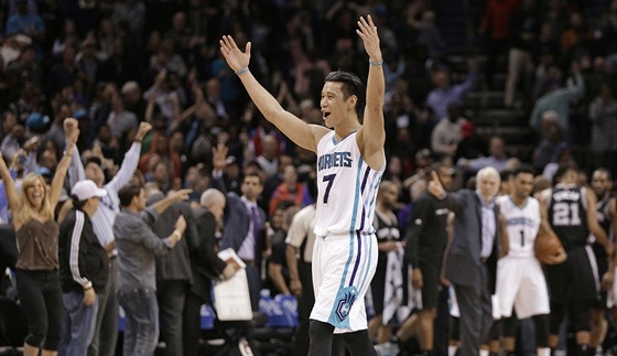 Jeremy Lin se raduje, je oslavován diváky v Charlotte za skvlý výkon proti San...