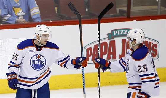 Mark Letestu (vlevo) a Leon Draisaitl z Edmontonu se radují z gólu.