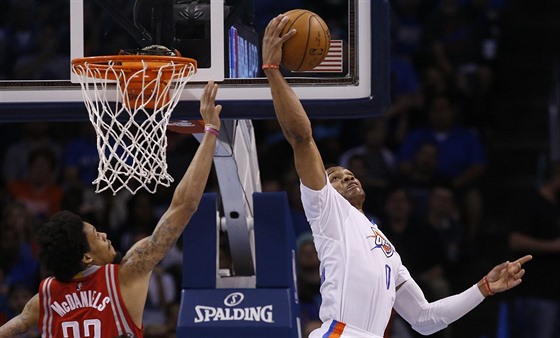 Russell Westbrook (vpravo) z Oklahoma City v souboji o mí s K. J. McDanielsem...