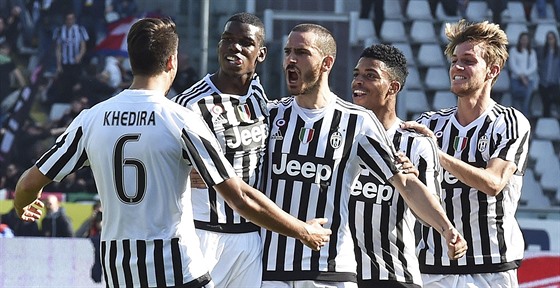Paul Pogba z Juventusu (druhý zleva) pijímá od spoluhrá gratulace k tref do...
