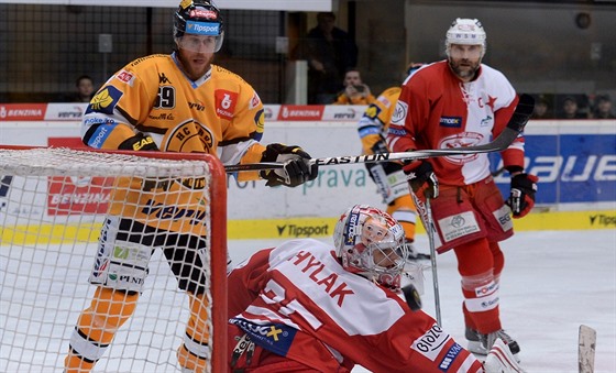 Alexander Hylák jet v dresu Slavie v baráovém duelu s Litvínovem.