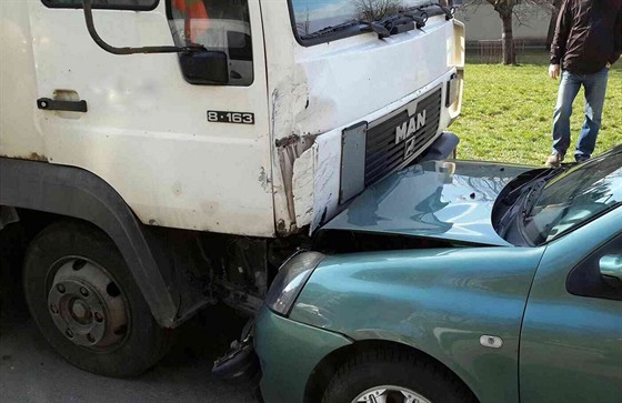 Devt osobních aut nabouralo nákladní auto v Brn poté, co jeho idie vyadil...