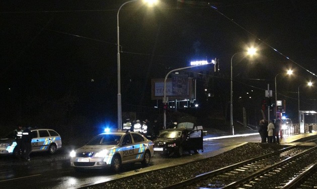 Taxi srazilo otce se synem na přechodu v Praze. Řidič: Šli na červenou