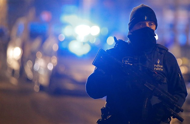Belgická policie zatkla kvůli útokům šest lidí, Francouzi zmařili atentát