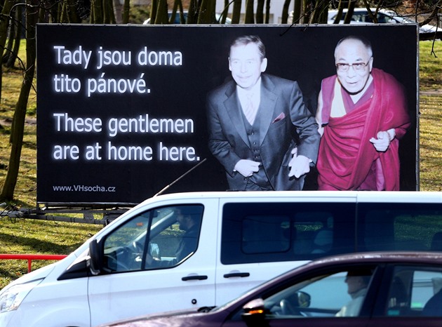Čínského vůdce „vítá“ i plakát s Havlem a dalajlámou. Vlajky jsou zpět