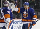 Calvin de Haan (vpravo) z NY Islanders gratuluje brankovi Jeanovi-Francoisovi...