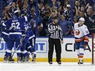 Radost hokejist Tampy v duelu proti NY Islanders, zády je Andrej ustr.