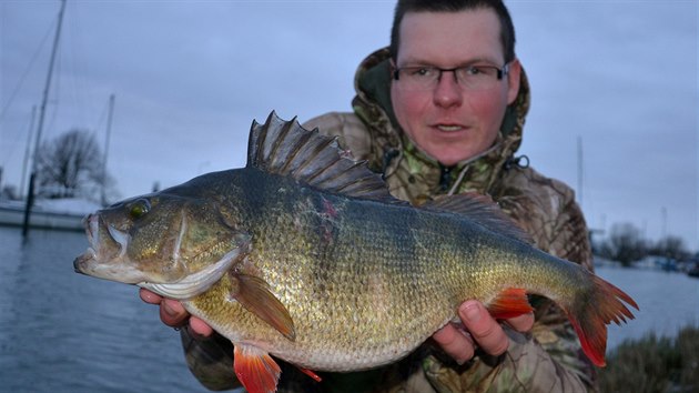 Radek Filip a okoun s délkou 51 cm a hmotností 2,1 kg Radek Filip a okoun s délkou 51 cm a hmotností 2,1 kg
