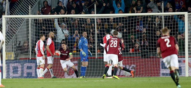 Poslední výhra Sparty v derby, Davida Lafata po vyrovnávaní na 1:1 si rychle bere míč, aby tým stihl dát ještě další gól. Dal ho stoper Brabec. Poslední výhra Sparty v derby, Davida Lafata po vyrovnávaní na 1:1 si rychle bere míč, aby tým stihl dát ještě další gól. Dal ho stoper Brabec.