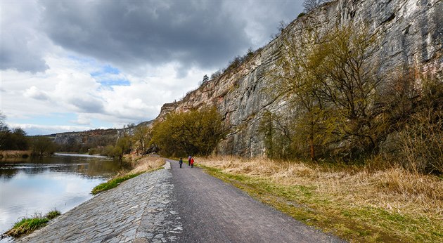 Srbsko leží na levém břehu Berounky a je známé výraznými vápencovými skalami a... Srbsko leží na levém břehu Berounky a je známé výraznými vápencovými skalami a...