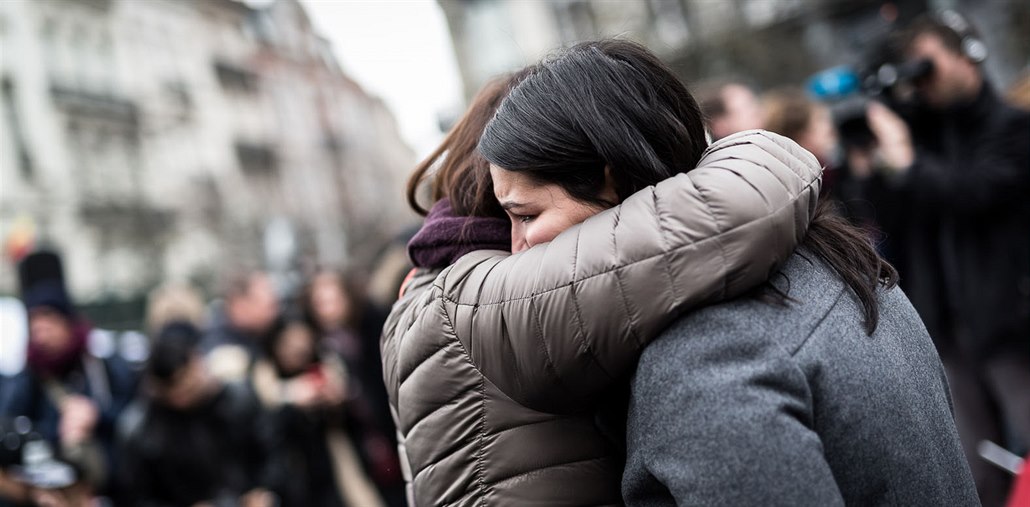 Belgičané truchlí na pietním místě v centru Bruselu. Islamističtí atentátníci... Belgičané truchlí na pietním místě v centru Bruselu. Islamističtí atentátníci...