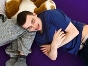 Tomáš musí být pod neustálým dohledem. Tomáš musí být pod neustálým dohledem.