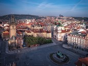 Pohled na Staromstskou radnici, chrám svatého Mikuláe a Praský hrad.