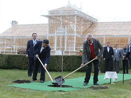 Prezidenti íny a eska spolen v zámeckém parku zasadili strom (28. bezna...