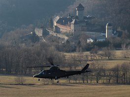 Belgick vrtulnk A109 prolt kolem hradu Sovinec na Bruntlsku bhem cvien...