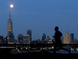 BH: Msíc nad Empire State Building v New Yorku osvtluje cestu bcm, kteí...