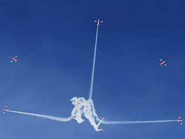 AKROBACIE: lenové výcarského akrobatického týmu letí ve formaci ve Sv....