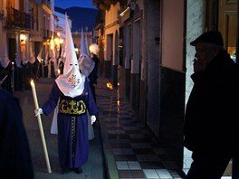 BRATRSTVO: Kajícníci z bratrstva Cautivo se bhem svítání úastní procesí,...