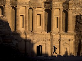 VODA: Australská vytrvalkyn Mina Guli bí pes Arabskou pou v Jordánsku....