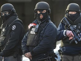 Policie hlídkuje u elezniní stanice Midi v Bruselu. (22. bezna 2016)