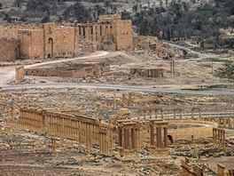 Celkov pohled na ruiny historick Palmry. Divadlo i tetrapylon zstaly podle...