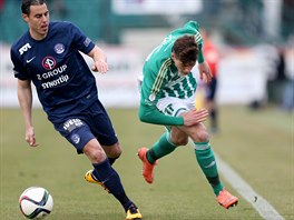 tonk Bohemians Patrik Schick (vpravo) a Tom Rada ze Slovcka v souboji o...