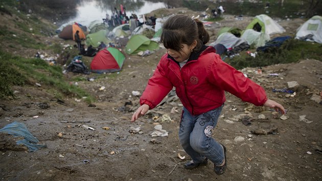 Migranti v tboe Idomeni pobl makedonskch hranic. (20. bezna 2016)