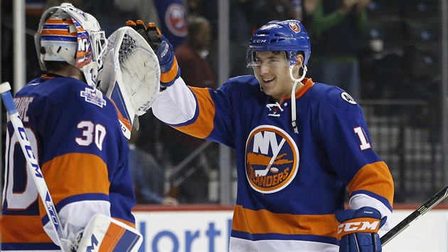 Calvin de Haan (vpravo) z NY Islanders gratuluje brankovi Jeanovi-Francoisovi Berubemu.