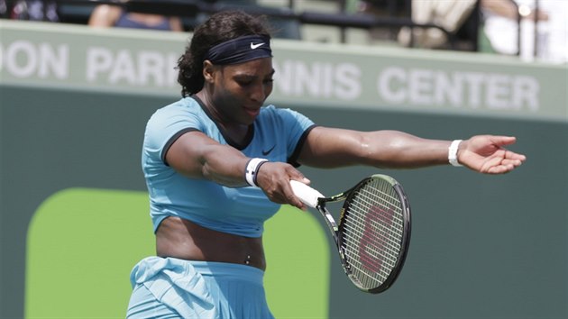 Serena Williamsov gestikuluje v utkn se Svtlanou Kuzncovovou.